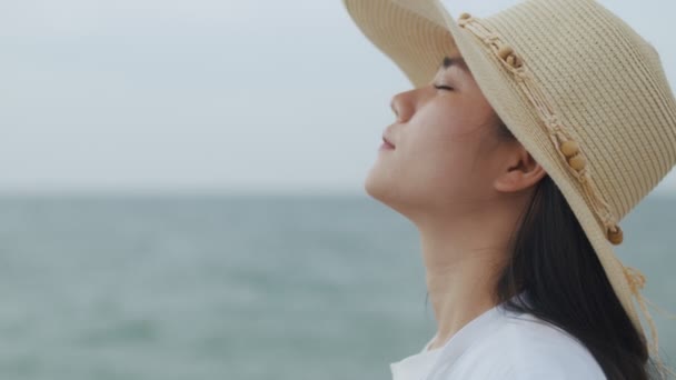 Привлекательная Азиатка Путешественница Шляпе Шляпе Закрывает Глаза Дышит Свежим Воздухом — стоковое видео
