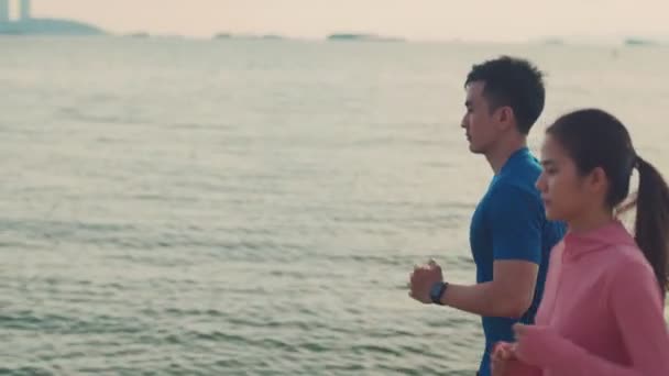 Çekici Genç Sporcu Spor Ayakkabısı Giyen Çift Plajda Açık Havada — Stok video