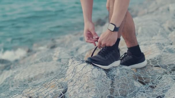 Мужчина Спортивные Завязывание Беговые Ботинки Готовятся Бегу Открытом Воздухе Берегу — стоковое видео