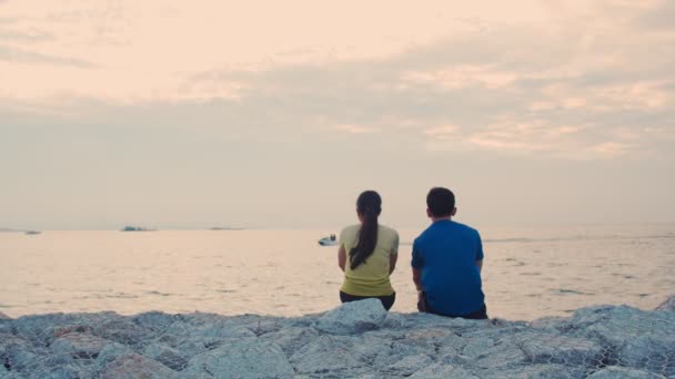 Genç Çift Koşuyor Koşuyor Deniz Kenarında Oturup Güzel Gün Batımını — Stok video
