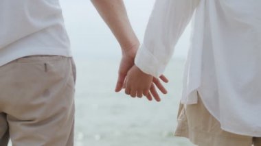 Sahilde romantik bir gün batımının keyfini çıkaran Asyalı çift deniz manzaralı günbatımını seyrediyor tatilde Tayland 'da güzel bir okyanusa seyahat eden çiftler..