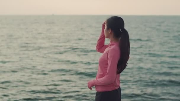 Λευκή Γυναίκα Δρομέας Κοιτάζει Θέα Στη Θάλασσα Ενώ Στέκεται Στην — Αρχείο Βίντεο