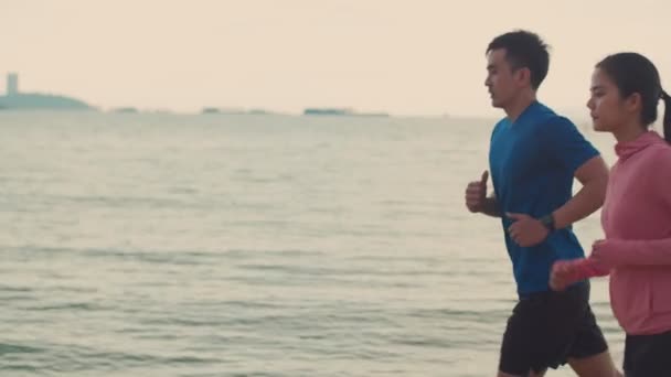 Sahil Boyunca Koşan Spor Çifti Güzel Gündoğumu Sporları Sağlıklı Yaşam — Stok video