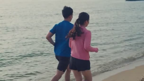 Genç Bir Erkek Kadın Koşucu Kumsalda Koşuyor Güzel Günbatımı Sporları — Stok video