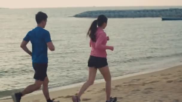 Ένας Νεαρός Άνδρας Και Γυναίκα Δρομέας Τρέχει Κατά Μήκος Της — Αρχείο Βίντεο