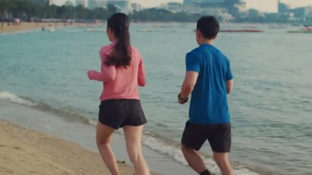 Γυμναστήριο Δρομείς Ζευγάρι Τρέχει Κατάρτισης Στην Παραλία Ενεργό Σπορ Άσκηση — Αρχείο Βίντεο