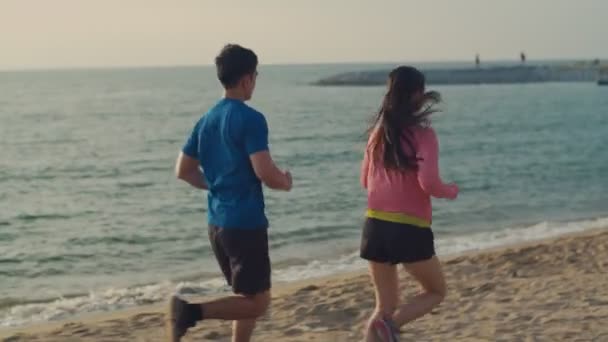 Casal Ativo Correndo Livre Durante Pôr Sol Beira Mar Casal — Vídeo de Stock