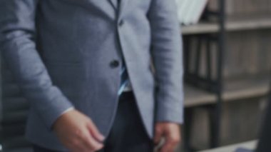 Asyalı işadamı ofisin içinde dururken el sıkışırken kendine güvenen Asyalı patron yeni bir işte işe alınmayı kabul etti..