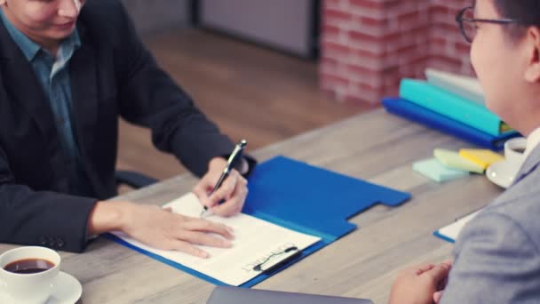 Job Interview Zelfverzekerde Executive Vragen Kandidaat Vraag Nieuwe Werknemer Ondertekenen — Stockvideo