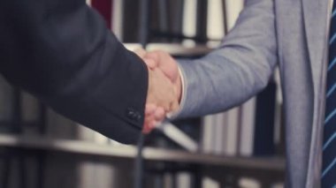 İş adamı el sıkışarak destek veriyor empati kuruyor, iş yerinde iş görüşmesi yapıyor, tebrikleri kabul ediyor..
