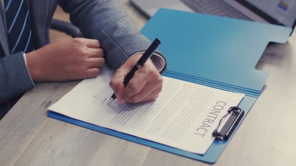 Close Gerente Confiante Assinar Acordo Parceria Comunicação Contrato Assinatura Executiva — Vídeo de Stock