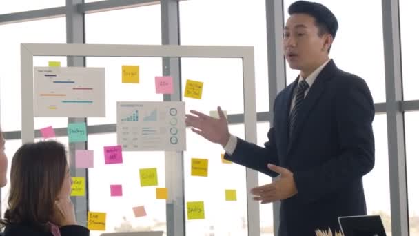 Επικεφαλής Της Ομάδας Ασιατών Επιχειρηματιών Παρουσιάζει Έργο Ανάλυση Ανάπτυξης Διαγράμματα — Αρχείο Βίντεο