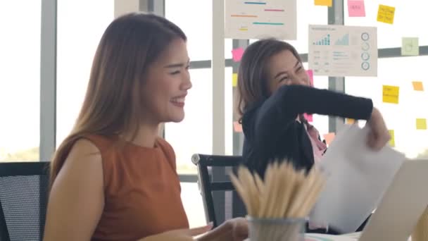 2人のビジネスマンの女性が書類を投げ 現代オフィスの職場での成功を祝い 一緒に楽しいビジネスを楽しむ — ストック動画