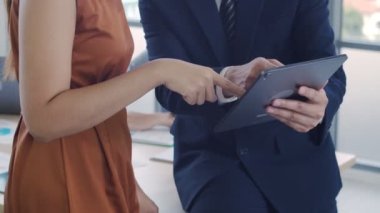Modern ofisteki yaratıcı bir iş kadınına proje projesini gösteren özel bir yönetici, iş kadını, iş adamı ve iş kadını toplantı odasındaki veri analizi istatistikleri.