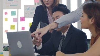 Asyalı iş adamı ile modern ofiste proje paylaşımı, toplantı salonundaki iş arkadaşlarıyla beyin fırtınası toplantısı, birlikte çalışan iş adamları....