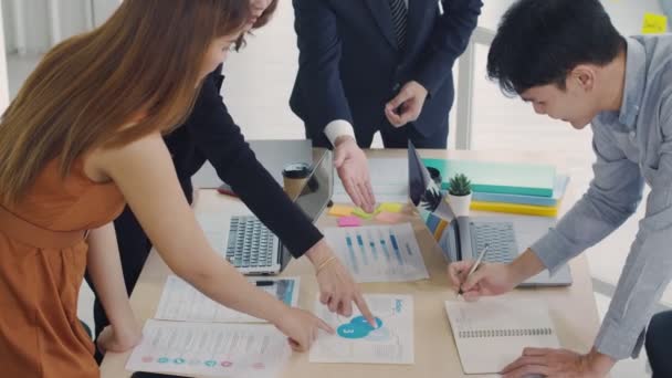 Grupo Multiétnico Discussão Empresarial Asiática Reunião Brainstorm Para Colegas Escritório — Vídeo de Stock