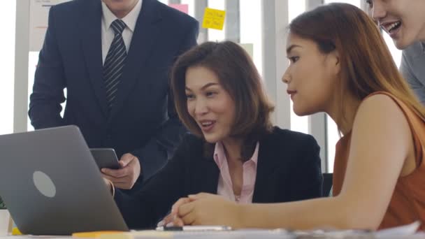 Szczęśliwy Sukces Azjatyckiej Drużyny Biznesowej Daje Przybicie Piątki Grupa Zaangażowana — Wideo stockowe