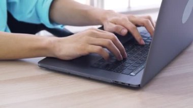 Dizüstü bilgisayarla yazı yazma programlama ve geliştirme ağı kullanarak el yazısını kapat.