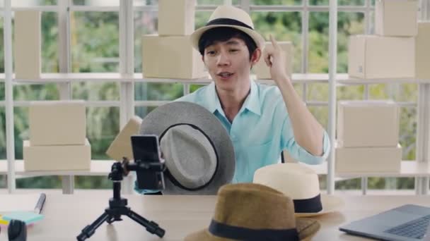 Sonriendo Guapos Influencers Caucásicos Revisando Sombreros Fedora Vendiendo Producto Línea — Vídeos de Stock