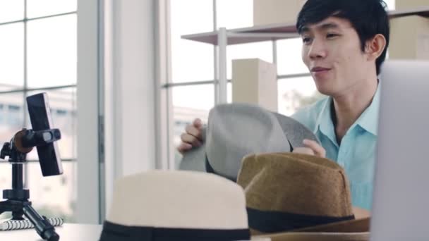 Sonriente Hombre Asiático Influencer Revisar Sombrero Fedora Venta Producto Línea — Vídeos de Stock