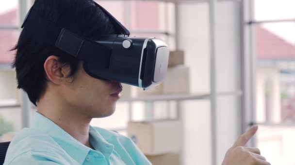 가정에서 혁신적 기술을 경험하고 아시아 안경을 사용하여 게임을 잘생긴 — 비디오