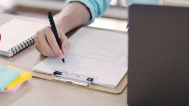 Küçük işletme sahibini dizüstü bilgisayar kullanarak kapatın ve Covid-19 salgını sırasında ana ofisteki paket kutusunu işaretleyin..