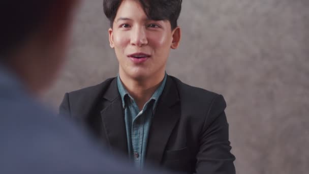 アジアのビジネスマンは 新しい仕事のためにインタビューしながら 現代のオフィスに座って — ストック動画