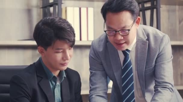 Азійські Бізнес Менеджери Навчають Співробітників Працюють Офісі Підприємець Дослідницьких Ідей — стокове відео