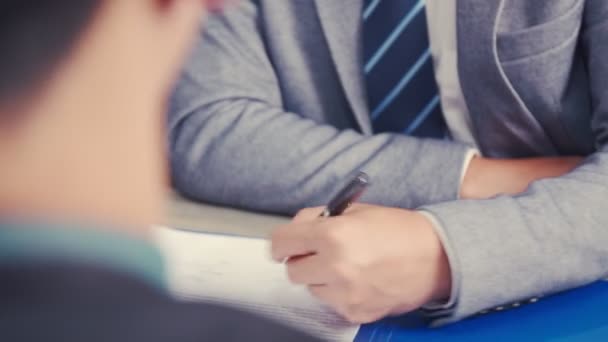 Job Interview Zelfverzekerde Executive Vragen Kandidaat Vraag Nieuwe Werknemer Ondertekenen — Stockvideo