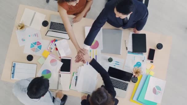 ビジネスチームのグループは 団結とチームワークを示す手の山と手を合わせてチームワークを発揮します — ストック動画