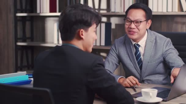 成功した株式取引を祝うために二人のビジネスマンの高い5 — ストック動画