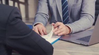 Asya işlerinin, patron ve çalışanların beyin fırtınalarının ve ofiste çalışmanın, girişimci araştırma fikirlerinin ve ekiple yapılan analiz veri toplantısının ellerini kapatın..
