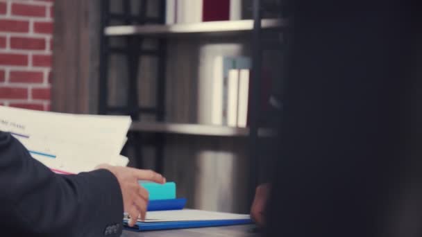 Adamı Ofiste Sıkışıyor Ortaklık Anlaşması Yapıyor Mutlu Güven Yeni Bir — Stok video