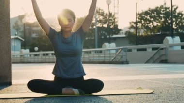 Güzel genç bayan yoga yapıyor, Padmasana 'da yoga minderi, spor ve sağlık konseptinde oturuyor..