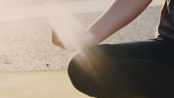 Närbild Räcker Asiatisk Kvinna Som Sitter Meditation Poserar Position Yoga — Stockvideo
