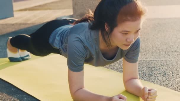 Mooie Aziatische Jong Fitness Uit Werken Oefening Door Plank Yoga — Stockvideo