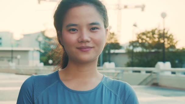 Portret Uśmiechniętej Młodej Azjatki Stojącej Zewnątrz Treningu Parku Koncepcja Stylu — Wideo stockowe