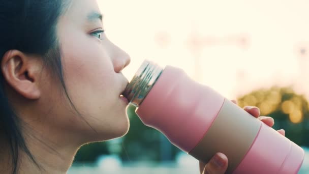 Asiática Joven Bebiendo Agua Durante Entrenamiento Trotar Correr Yoga Parque — Vídeos de Stock