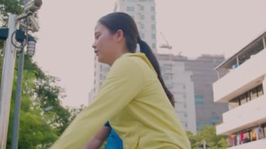 Kafkasyalı genç bir çiftin esnemesine ve şehir merkezinde çalışmaya hazırlanmasına seviniyorum..