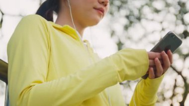 Şehirdeki bir spor salonundan sonra bir kadının akıllı telefon kullanması çekici bir şey. Sporcu spor çalıştırma konsepti.
