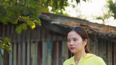 Şehir merkezinde gün batımında, sokakta antrenman yapan yavaş çekim genç bir kadın. Sporcu spor çalıştırma konsepti.