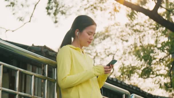 Sonrisa Una Mujer Atlética Que Usa Smartphone Mientras Descansa Después — Vídeos de Stock