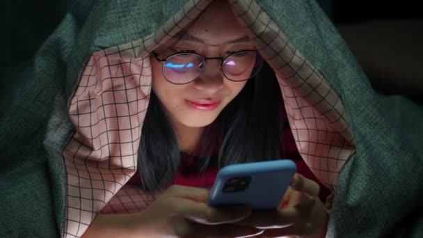 Heureuse Femme Asiatique Utilisant Smartphone Sous Couette Dans Noir Sur — Video