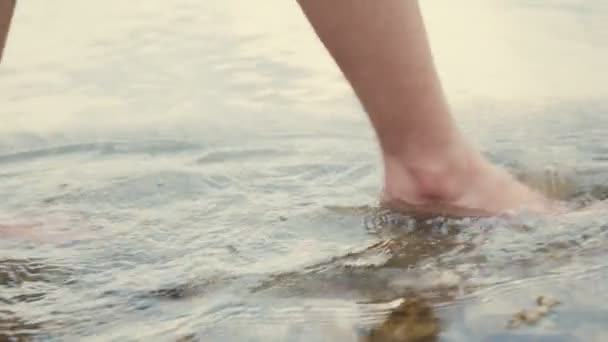 動きの遅いアジアの女性の足は夏休みに湖で裸足で歩く — ストック動画