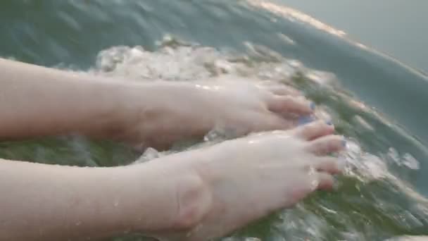 Закрийте Азіатську Самицю Рухаючи Ноги Воді Біля Озера Ранкову Літню — стокове відео