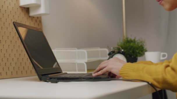 Kadını Klavye Touchpad Bir Dizüstü Bilgisayarda Yazıp Evden Çalışırken Internetten — Stok video