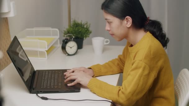 Zakenvrouw Typen Toetsenbord Scrollen Touchpad Een Laptop Onderzoek Het Internet — Stockvideo