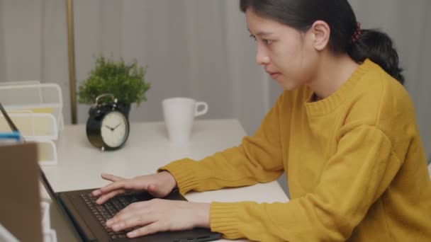 在家里办公室的笔记本电脑上工作的商业高加索女性 — 图库视频影像