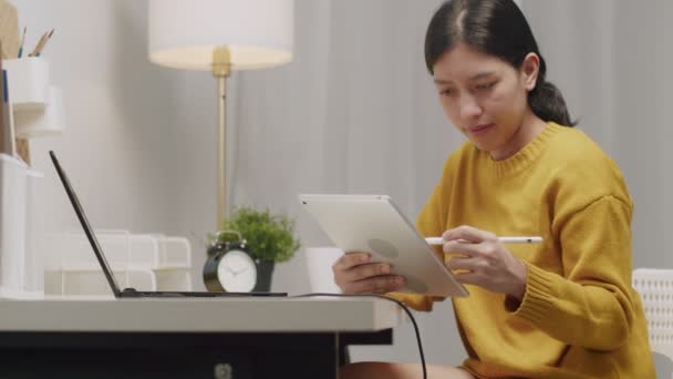 Mujer Asiática Usando Una Tableta Escribe Artículo Busca Internet Durante — Vídeo de stock