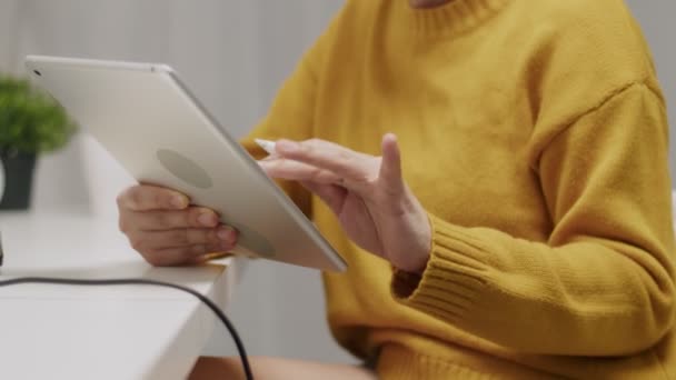Ασιάτισσα Γυναίκα Χρησιμοποιώντας Ένα Tablet Σχέδιο Και Την Αναζήτηση Στο — Αρχείο Βίντεο
